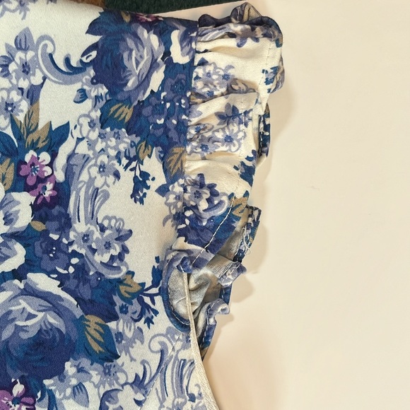 Beautiful floral scalloped edged neckline with ruffle cap, sleeves side, zipper - Picture 2 of 6